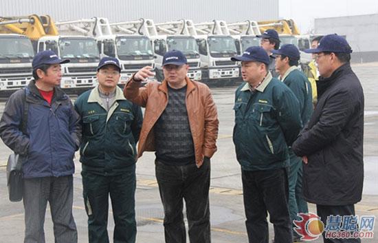 �����б���Э��᳤֣С��һ�вι۳��칫˾